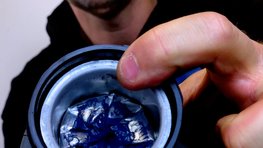 vi. Inserting the material nozzle and screwing on the spray head